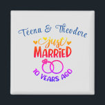 individuelle Namen zum 10. Hochzeitstag Magnet<br><div class="desc">Gedenken Sie Ihren zehnten Hochzeitstag mit diesem benutzerdefinierten Magneten. Personalisieren Sie die Namen in blauem Text für sich oder das Paar,  das diesen Meilenstein feiert. Tolle Idee auch für ein Gastgeschenk!</div>