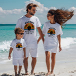 Individuelle Retro-Gruppe für Sonnenuntergänge T-Shirt<br><div class="desc">Erleben Sie die ultimative Strandatmosphäre und den Retro-Sommerstil mit dem "Retro Sunset Custom Family Cruise Customized Group T - Shirt". Dieses Shirt ist so konzipiert, dass es das Wesen eines sonnengetränkten Urlaubs mit Retro-Sonnenuntergangsstrahlen und einer sonnigen Einstellung einfängt. Mit einem einzigartigen Retro-Shirt-Design bringt dieses Tee die Wärme der Sonne und...</div>