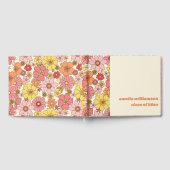 Individuelle Retro-Pink-Gelbe Blütenschwerkraft Gästebuch (Voll)