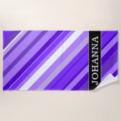Individueller Name + Lila und weißes gestreiftes Strandtuch (Vorderseite)