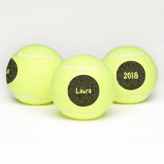 Individueller Name und Datum am schwarzen Punkt Tennisbälle