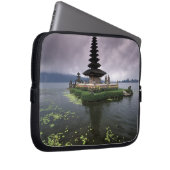 Indonesien, Bali, Ulun Danu-Tempel. Laptopschutzhülle (Vorne Rechts)