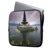 Indonesien, Bali, Ulun Danu-Tempel. Laptopschutzhülle (Vorderseite Links)