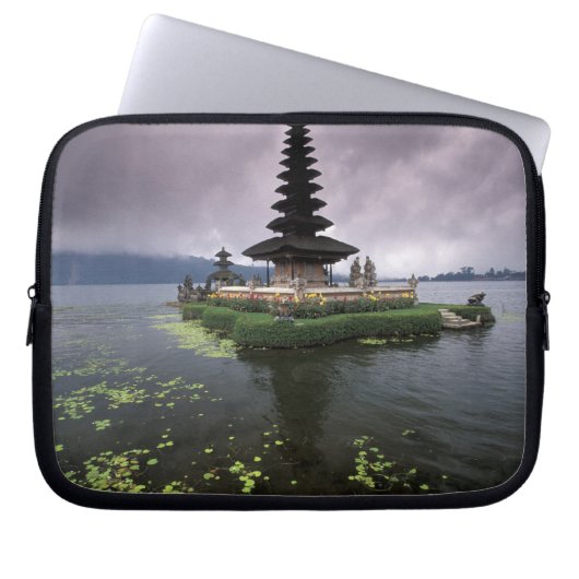 Indonesien, Bali, Ulun Danu-Tempel. Laptopschutzhülle (Vorderseite)