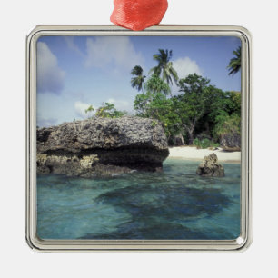 Indonesien. Felsformationen entlang der Küste Silbernes Ornament