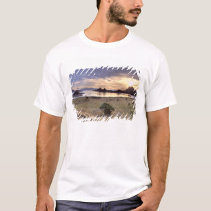 Indonesien, Komodo-Nationalpark. Sonnenuntergang a T-Shirt