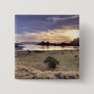 Indonesien, Komodo-Nationalpark. Sonnenuntergang Button