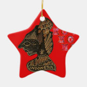 Indonesisch Shadow Puppet Hospho Design auf roter Keramik Ornament (Vorne)