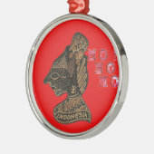 Indonesisch Shadow Puppet Hospho Design auf roter  Silbernes Ornament (Links)