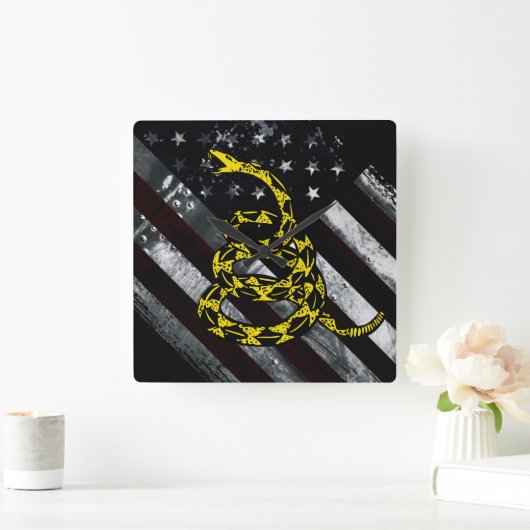 Industrial American Flag and Snake Clock Quadratische Wanduhr (Zuhause)
