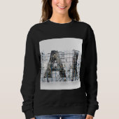 Industrielle Letterform – KI Sweatshirt (Vorderseite)