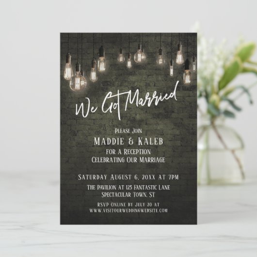 Industriesteine mit Edison Lights Wir Got Verheira Einladung (Stehend Vorderseite)