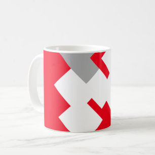 Ineinandergreifende weiße Quadrate auf rotem Hinte Kaffeetasse