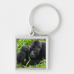 Infant Mountain Gorilla Kisses Silverback Gorilla Schlüsselanhänger