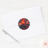 Inferno Summit – Vulkanische Fantasie-Landschaft  Runder Aufkleber (Umschlag)