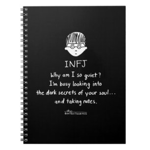 INFJ, das Anmerkungen schwarzes Notizbuch nimmt Notizblock