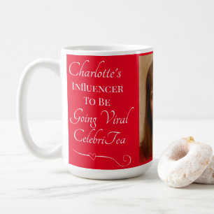 Influencer zur viralen CelebriTea-Tasse Kaffeetasse