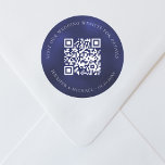 Informationen zur QR-Website für Hochzeiten uAwg b Runder Aufkleber<br><div class="desc">Fügen Sie Ihre URL für Ihre Hochzeitswebsite hinzu. Für Informationen,  Details,  Online-uAwg. Ein marineblau,  uneinheitlich farbiger Hintergrund.</div>