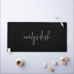 Informeller Skriptname Schlicht Black Schreibtischunterlage<br><div class="desc">Informeller Skriptname Schlicht schwarz. Moderne Einfachheit, die Sie einfach mit Ihrem Namen personalisieren können. Kann über die Option Weitere bearbeiten auf eine beliebige Farbe geändert werden.</div>