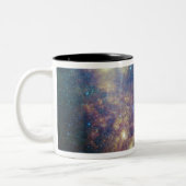 Infrarot-Porträt, das Sterne und Staub aufdeckt Zweifarbige Tasse (Links)