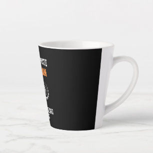 Ingenieur alter Mann mit einem Ingenieurdiplom Milchtasse
