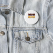 Ingenieur versucht, die Dinge zu überprüfen. Button (Beispiel)