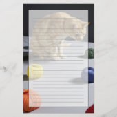 Ingwer Tabbykatze, die auf Tabelle sitzt Briefpapier (Vorderseite)