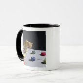 Ingwer Tabbykatze, die auf Tabelle sitzt Tasse (Vorderseite Links)