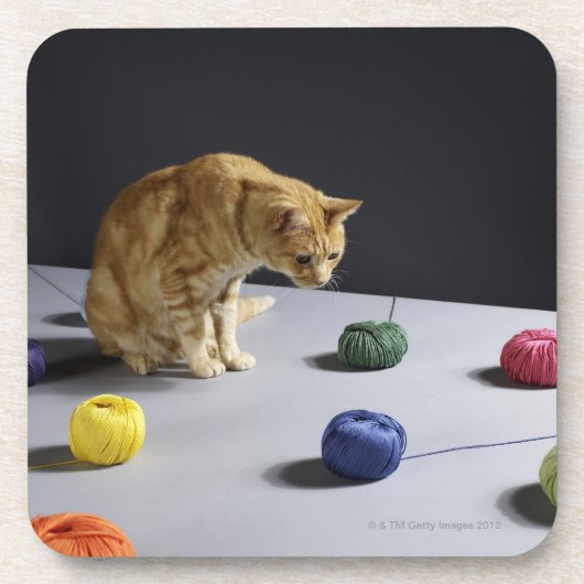 Ingwer Tabbykatze, die auf Tabelle sitzt Untersetzer (Vorderseite)