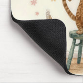 Ingwerkatze, die einen Vogel auf Papier fängt Mousepad (Ecke)