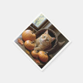 Ingwerkatze in einem Erntedank Wicker Cornucopia Serviette (Ecke)