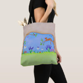 Ingwerkatze in einer Tasche mit Baumwasser (Von Nahem)