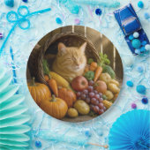 Ingwerkatze in einer Thanksgiving-Cornucopia Pappteller (Party)