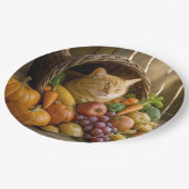 Ingwerkatze in einer Thanksgiving-Cornucopia Pappteller (Schrägansicht)