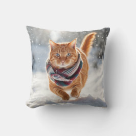 Ingwerkatze läuft in Schneeflocken Kissen