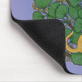 Ingwerkatze schaut auf einen Schmetterling Mousepad (Ecke)