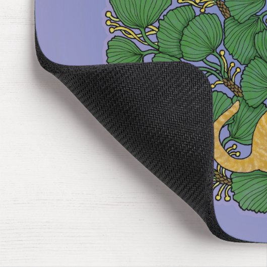 Ingwerkatze schaut auf einen Schmetterling Mousepad (Ecke)