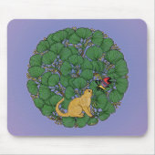 Ingwerkatze schaut auf einen Schmetterling Mousepad (Vorne)