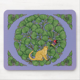 Ingwerkatze schaut auf einen Schmetterling Mousepad