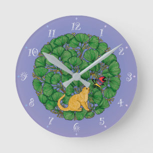 Ingwerkatze schaut auf einen Schmetterling Runde Wanduhr