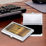 Inhaber einer medizinischen Visitenkarte Visitenkarten Dose<br><div class="desc">Medizinischer Visitenkartenhalter mit cool simuliertem goldfarbenem Hintergrundbild und auf der Vorderseite bedrucktem medizinischem Symbol und eigenem Namen und Beruf für einen guten ersten Eindruck mutig dargestellt. Designed Halten Sie Ihre Visitenkarten und schützen Sie sie stilvoll für Ärzte,  Krankenschwestern und Krankenpfleger beruflich.</div>