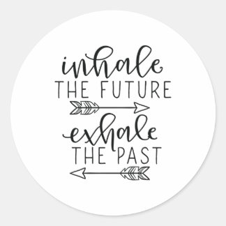 Inhale future exhale past runder aufkleber