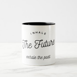Inhaliere die Zukunft, atme die Vergangenheit aus Zweifarbige Tasse