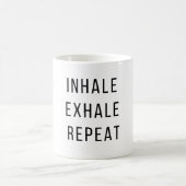 Inhalieren der Exhale Wiederholung - Funny Gym Red Kaffeetasse (Mittel)