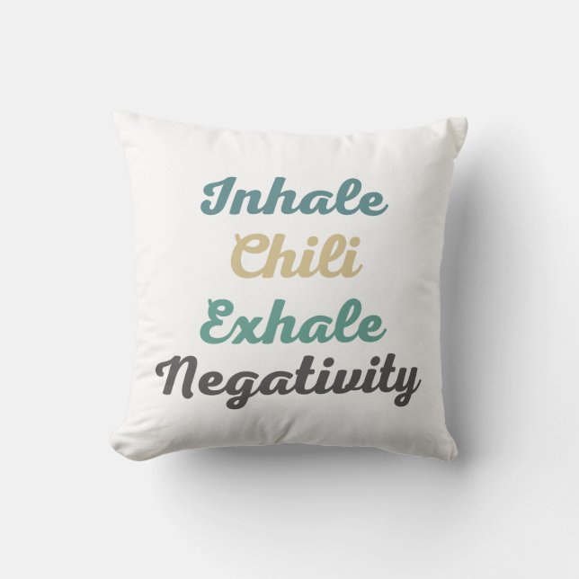 Inhalieren eines Chilis Exhale Negativity Throw Ki Kissen (Vorderseite)