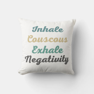 Inhalieren eines Couscous Exhale Negativity Throw  Kissen