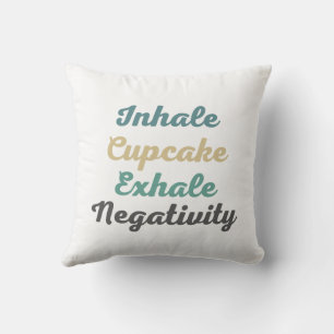 Inhalieren eines Cupcake Exhale Negativity Throw K Kissen