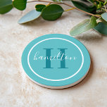 Initial Aquamarin Blue Round Custom Monogram Getränkeuntersetzer<br><div class="desc">Das elegante, runde, personalisierte Getränke-Untersetzer-Design zeichnet sich durch ein klassisches Serif-Monogramm aus, das in einer aquamarinen, grünen Farbe mit Ihrem Nachnamen in einem modernen, weißen Kalligrafieschrift vor einem aquablau gefärbten Hintergrund beginnt. Ein einfacher weißer Kreis umrahmt das Design. Das Farbschema kann so angepasst werden, dass es sich perfekt mit Ihrer...</div>