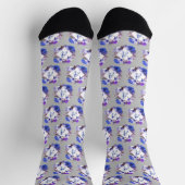Initial, Blau und Mauve-Blume auf Blassgrau hinzuf Socken (Oben)