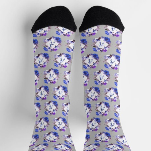 Initial, Blau und Mauve-Blume auf Blassgrau hinzuf Socken (Oben)